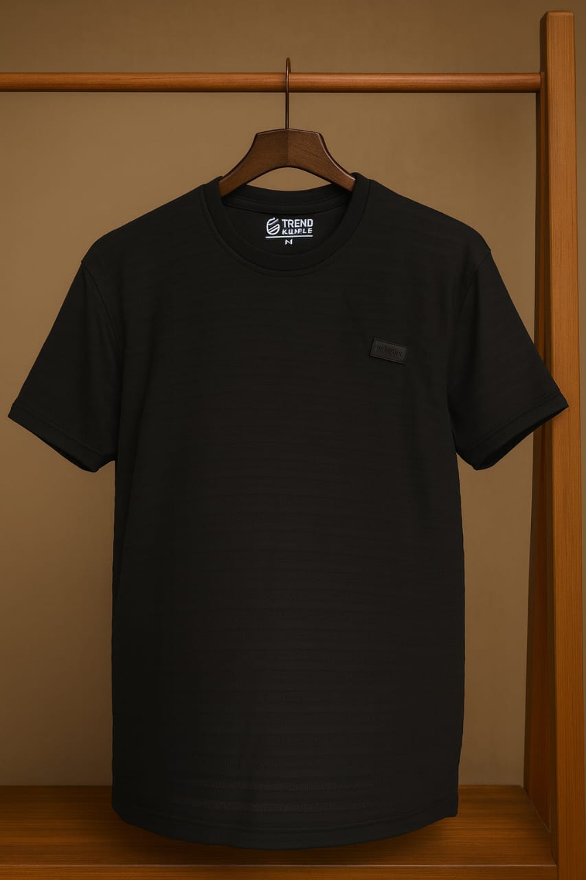  Classic black jacquard T-shirt with breathable knit and folded sleeves, modern fit – HOODIX premium wear

