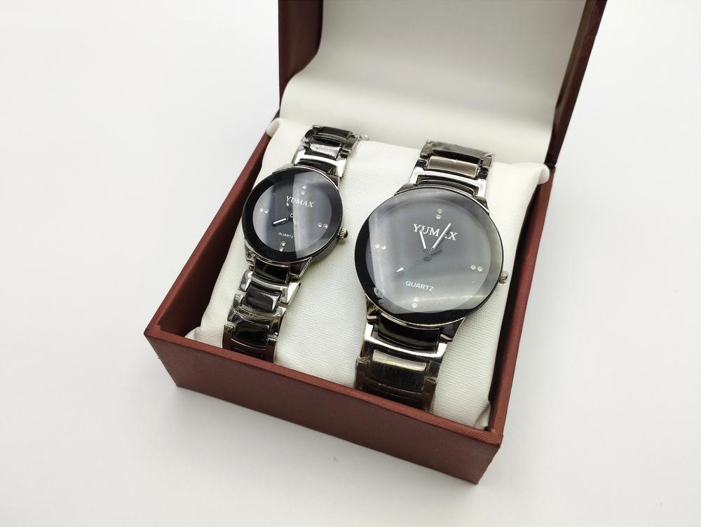 Elegant Silver Couple’s Analog Watches – Matching Stainless Steel Gift Set